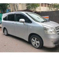 Toyota Noah 2010